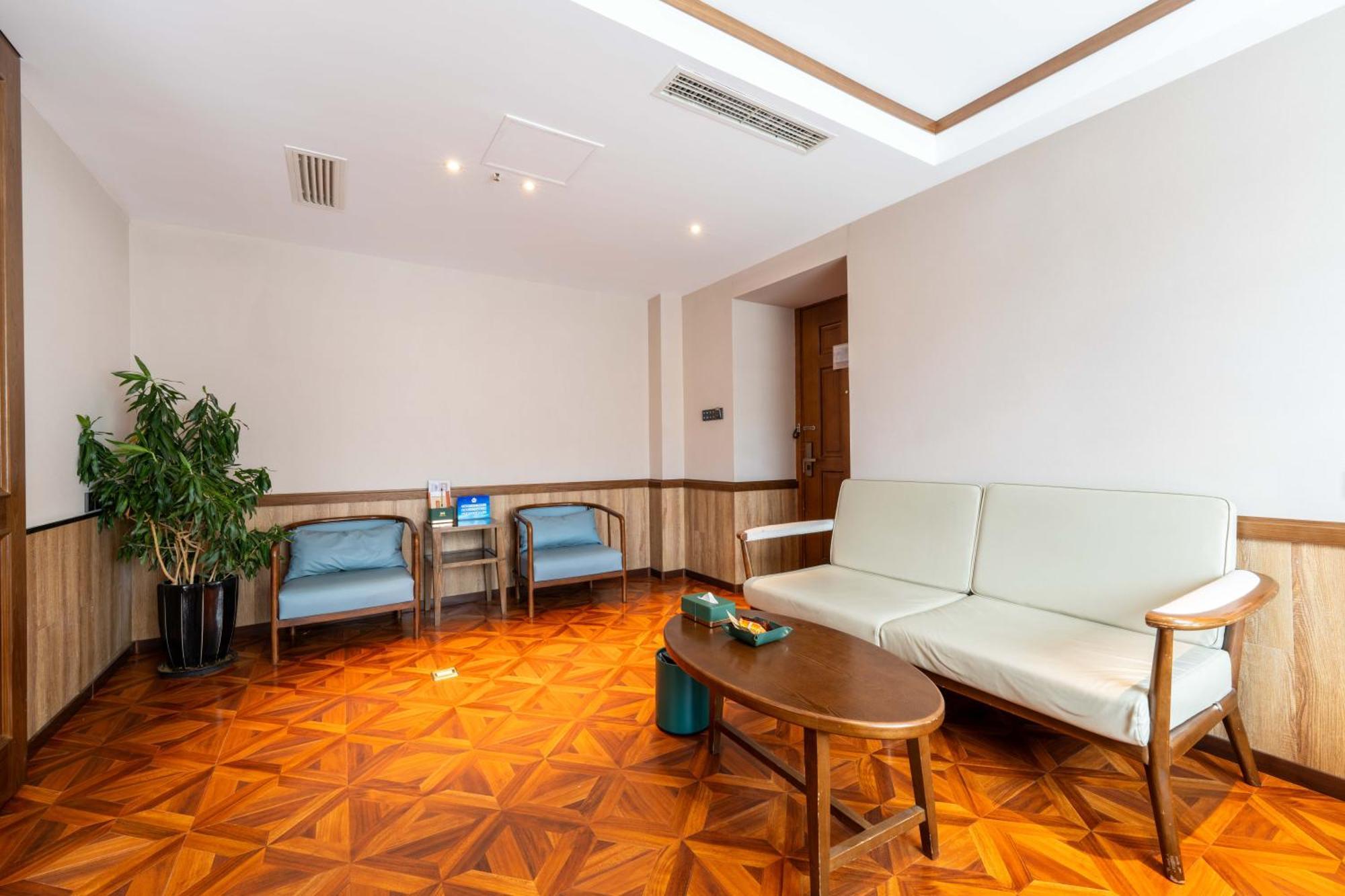 Nost Algia Hotel Near Beijing Panjiayuan Antique Market- Beijing Happy Valley, Cbd, China Zun And Sanlitun, Tian'Anmen Square, Free Ice Cream, Mineral Water, Coffee, Snacks And Laundry Service, Free Gymnastic, English Communication Well מראה חיצוני תמונה